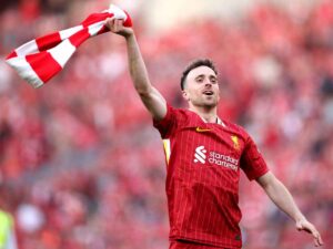 Diogo Jota sventola la sciarpa del Liverpool