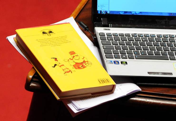 Libro di Pippi Calzelunghe vicino al computer