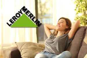 Ragazza al fresco sul divano e logo Leroy Merlin