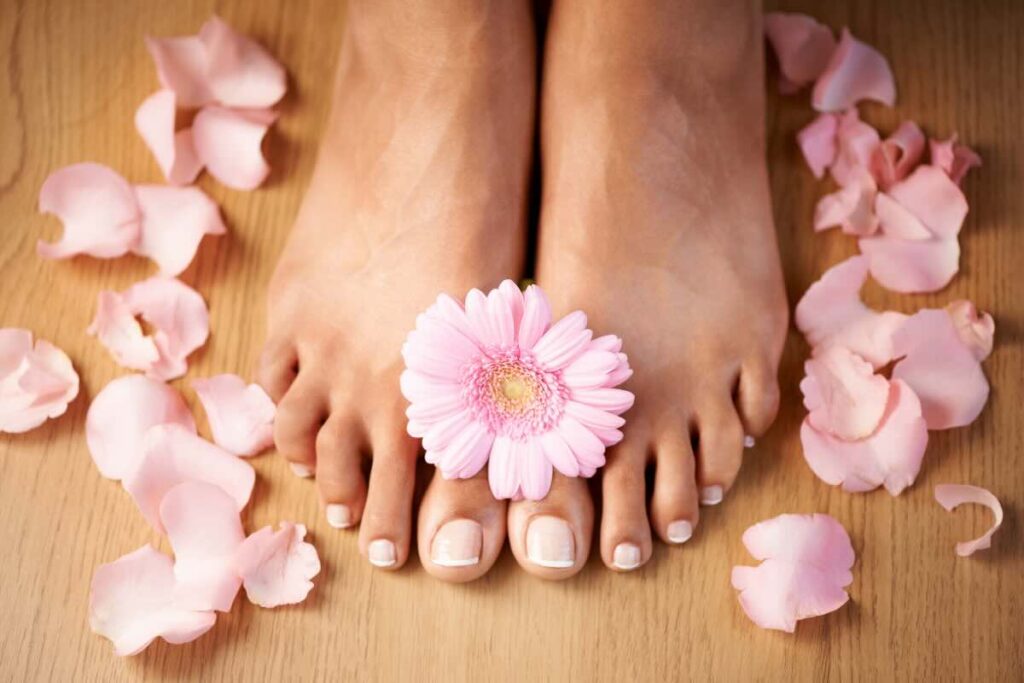 piedi con fiori rosa