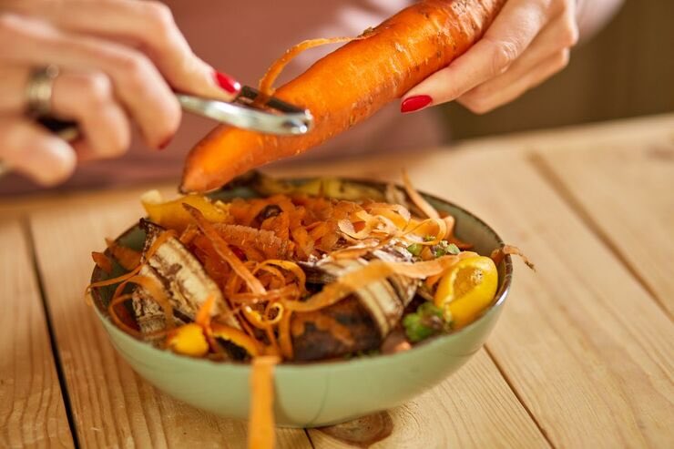 Pelare buccia carota in una ciotola 