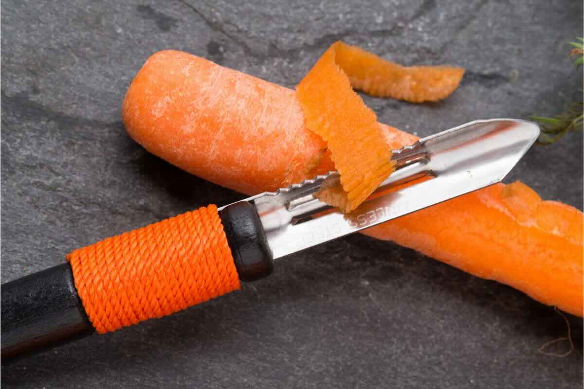 Pela verdure su carota rimuove buccia